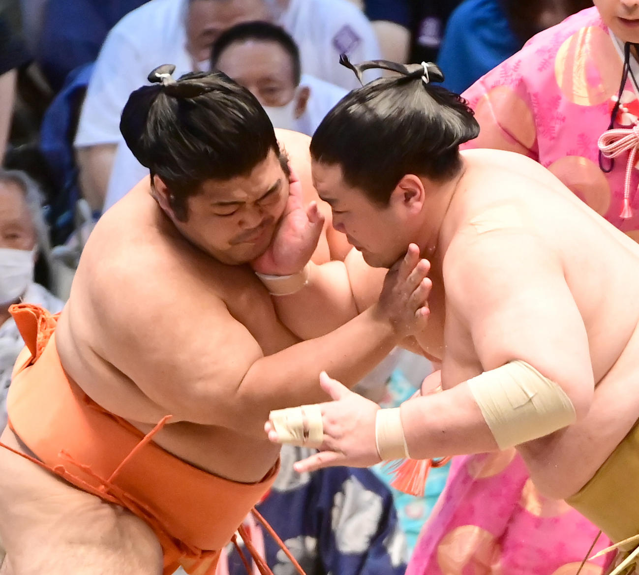 立合いで志摩ノ海（左）を攻める輝（撮影・小沢裕）