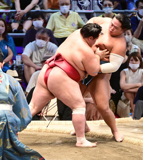 阿武咲（左）は錦富士を寄り切りで破る（撮影・小沢裕）