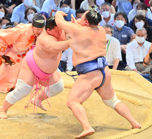 北勝富士（右）を押し出しで破る宇良（撮影・和賀正仁）