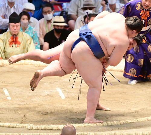 逸ノ城（手前）は明生に寄り切りで敗れる（撮影・小沢裕）