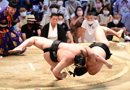 互いに投げを打つ若元春（左）と霧馬山（撮影・小沢裕）