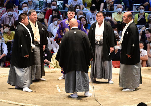 若元春と霧馬山の一番で物言いが付き協議する審判団（撮影・小沢裕）