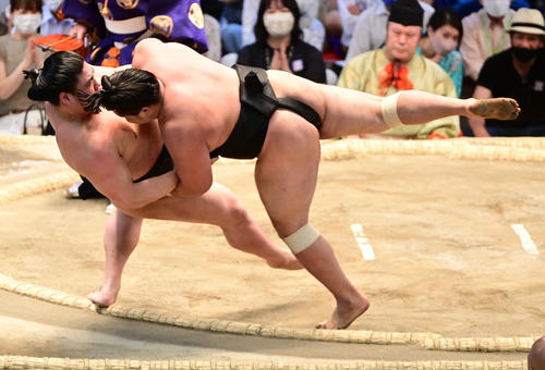 取り直しの一番で霧馬山は若元春（左）を寄り倒しで破る（撮影・小沢裕）