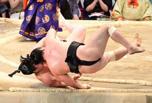 取り直しの一番で霧馬山（手前）は若元春を寄り倒しで破る（撮影・小沢裕）