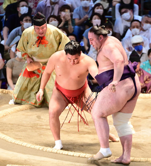 豊昇龍は栃ノ心（右）を上手出し投げで破る（撮影・小沢裕）