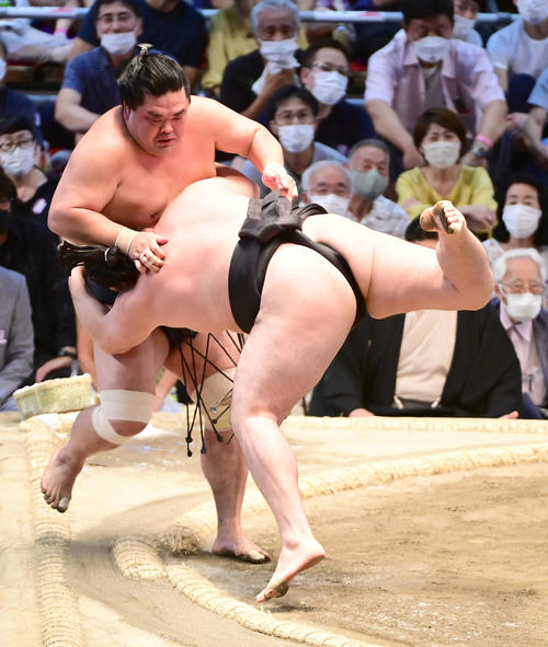 竜電は妙義龍（左）を寄り切りで破り十両優勝を決める（撮影・小沢裕）