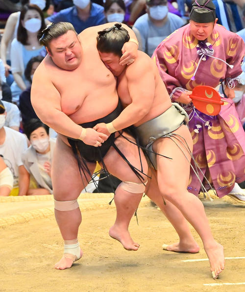 貴景勝（左）を送り出しで破る若隆景（撮影・和賀正仁）