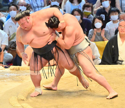 貴景勝（左）を送り出しで破る若隆景（撮影・和賀正仁）