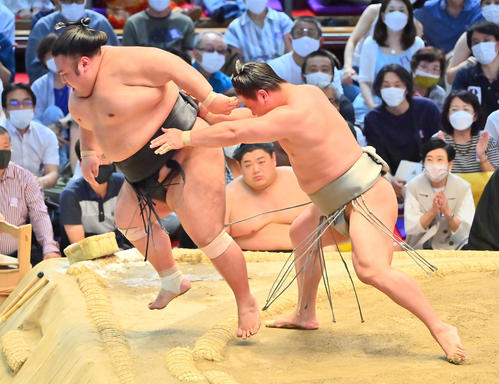 貴景勝（左）を送り出しで破る若隆景（撮影・和賀正仁）