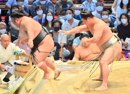 貴景勝（左）を送り出しで破る若隆景（撮影・和賀正仁）