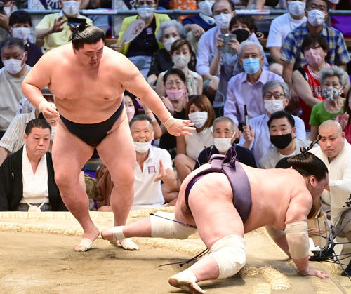正代（左）は照ノ富士を引き落としで破る（撮影・小沢裕）
