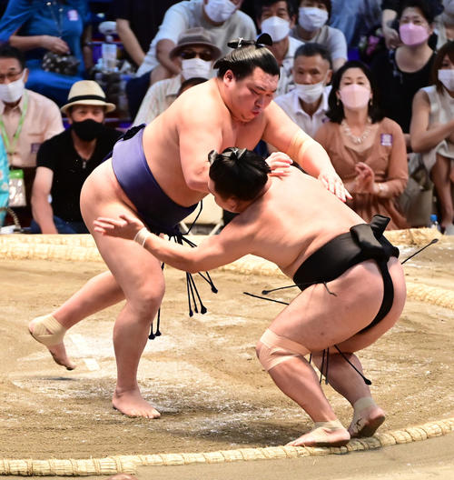 朝乃若（左）は突き出しで照強を破る（撮影・小沢裕）