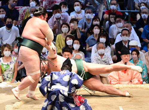 豊山（左）は隠岐の海を突き落としで破る（撮影・小沢裕）