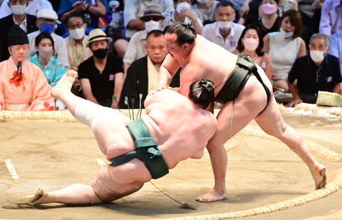千代翔馬（右）は碧山を突き落としで破る（撮影・小沢裕）