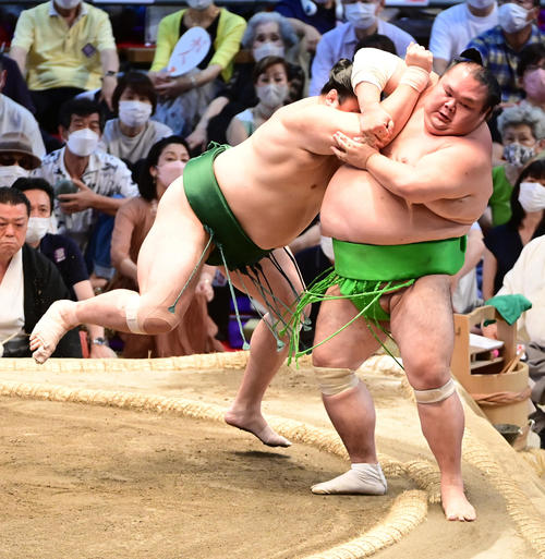 佐田の海（左）は千代丸を寄り切りで破る（撮影・小沢裕）
