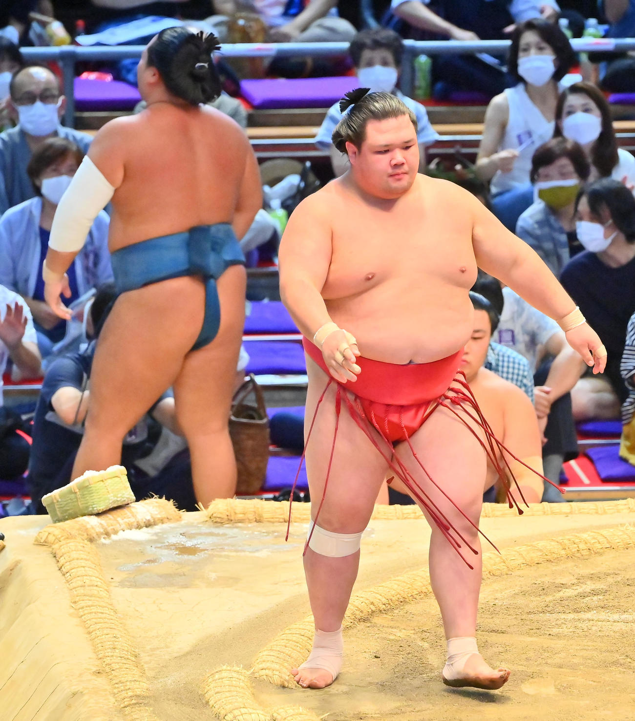 阿武咲（手前）は錦富士を寄り切りで破る（撮影・和賀正仁）