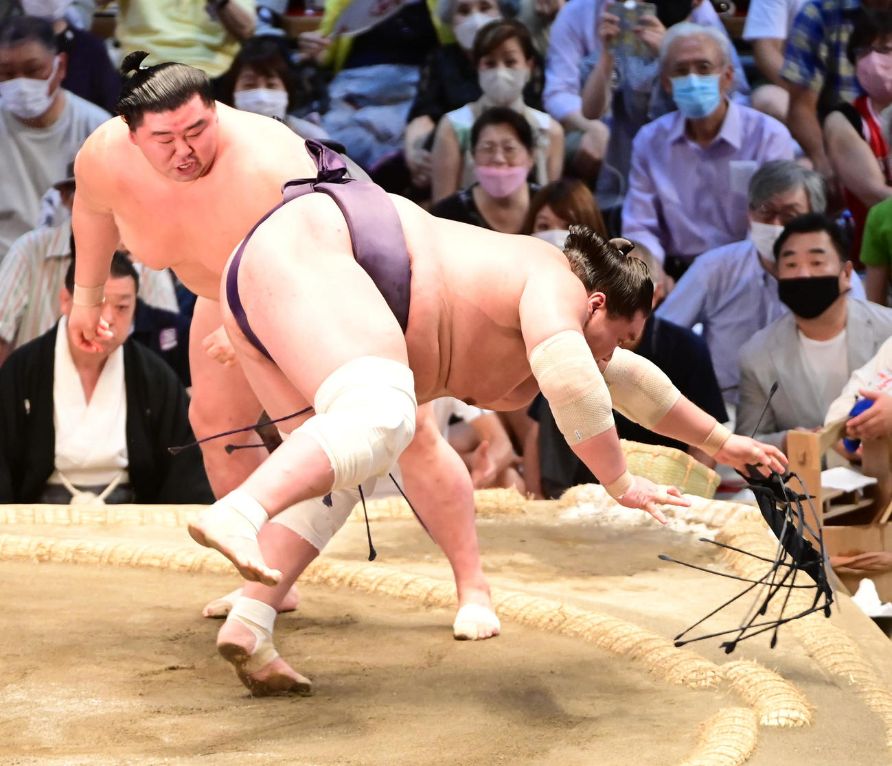 正代（左）は照ノ富士を引き落としで破る（撮影・小沢裕）