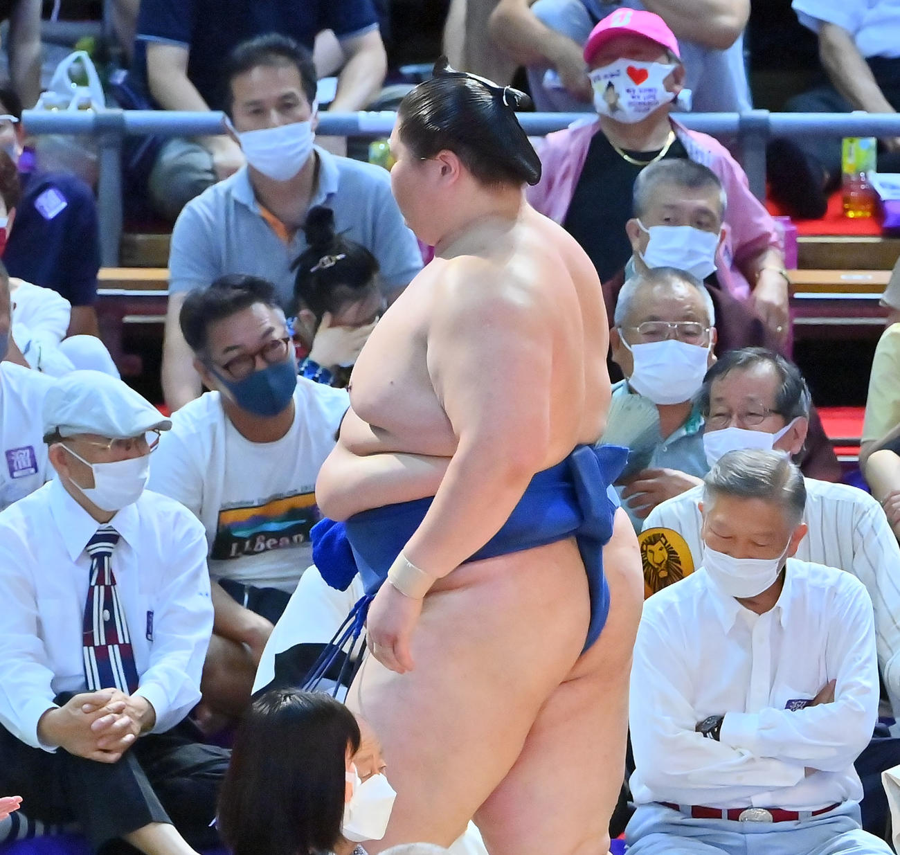 明生（左）に敗れた逸ノ城（撮影・和賀正仁）