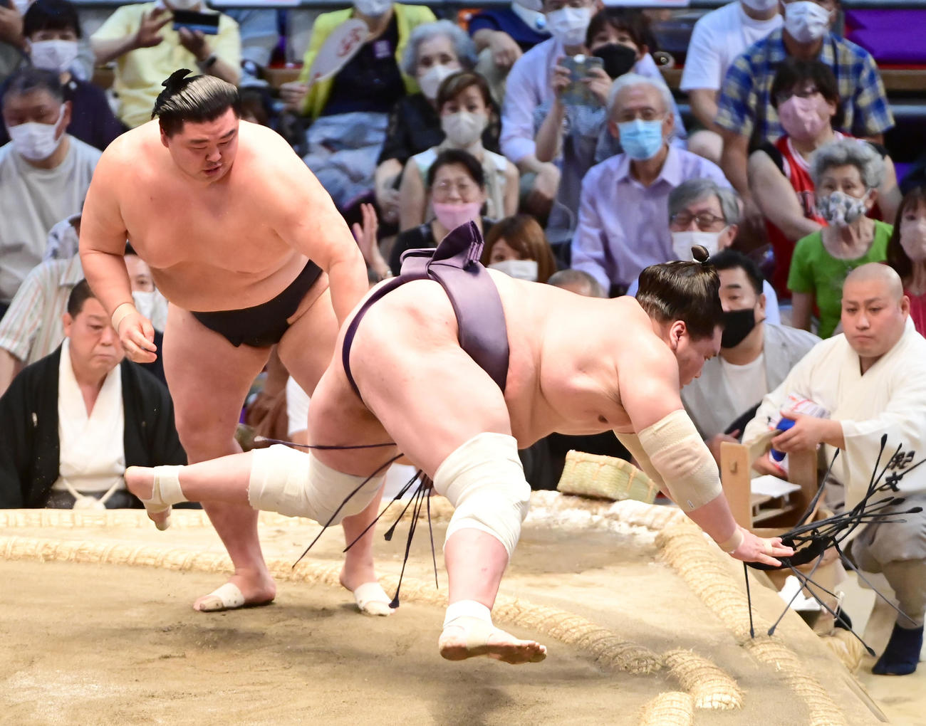 正代（左）は照ノ富士を引き落としで破る（撮影・小沢裕）