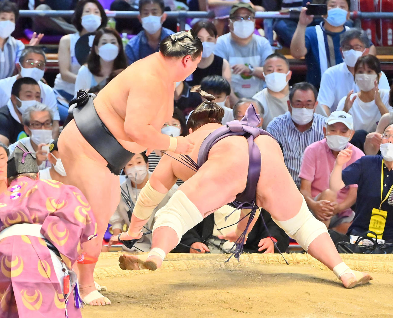 照ノ富士（右）を引き落としで破る正代（撮影・和賀正仁）