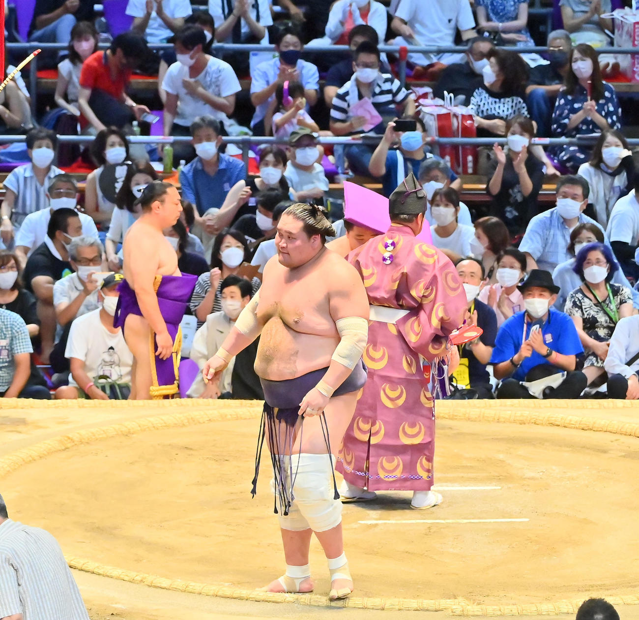 照ノ富士（左）を引き落としで破るった正代は勝ち名取りを受ける際、座布団が頭に当たる（撮影・和賀正仁）