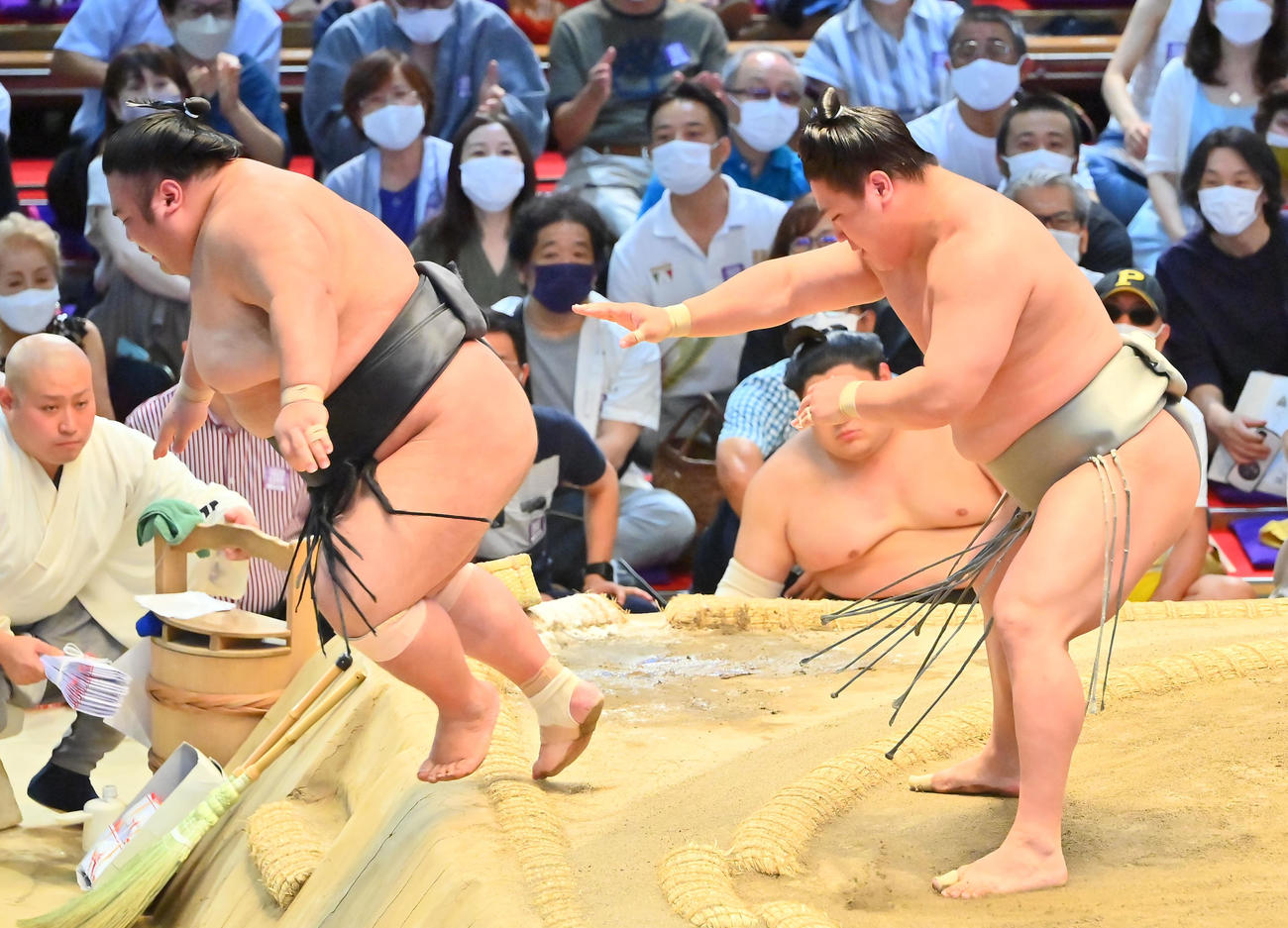 貴景勝（左）を送り出しで破る若隆景（撮影・和賀正仁）