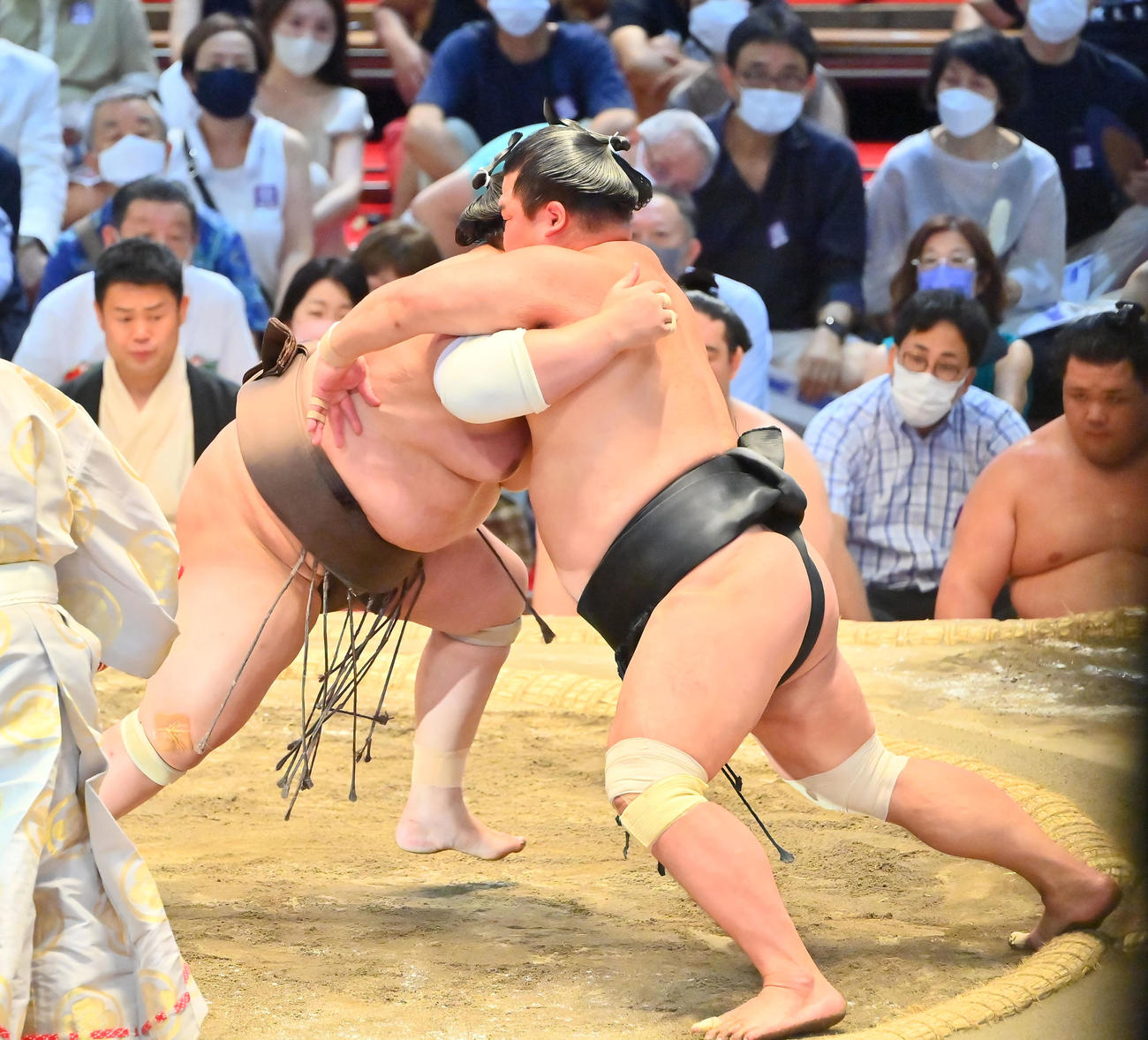 妙義龍（右）を寄り切りで破る英乃海（撮影・和賀正仁）
