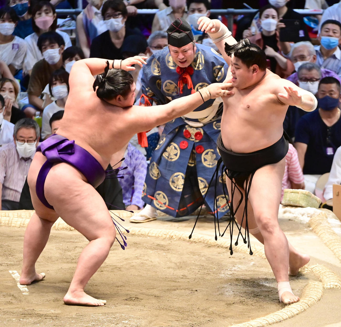明生（左）は阿炎を突き出しで破る（撮影・小沢裕）