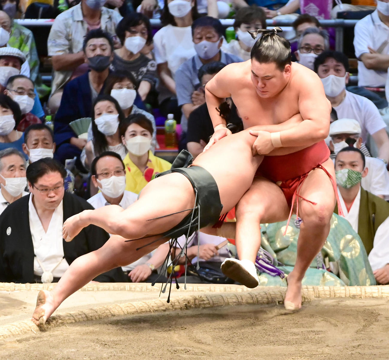 翠富士（左）は豊昇龍を渡し込みで破る（撮影・小沢裕）
