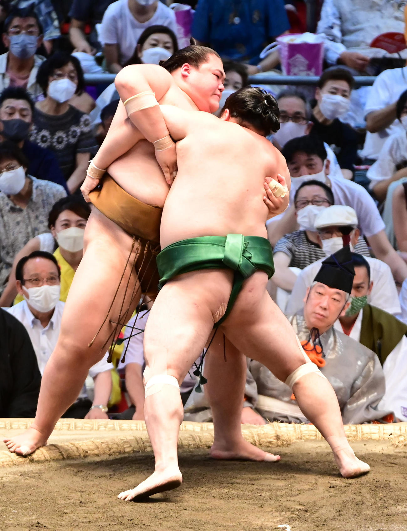 佐田の海は王鵬（左）を寄り切りで破る（撮影・小沢裕）