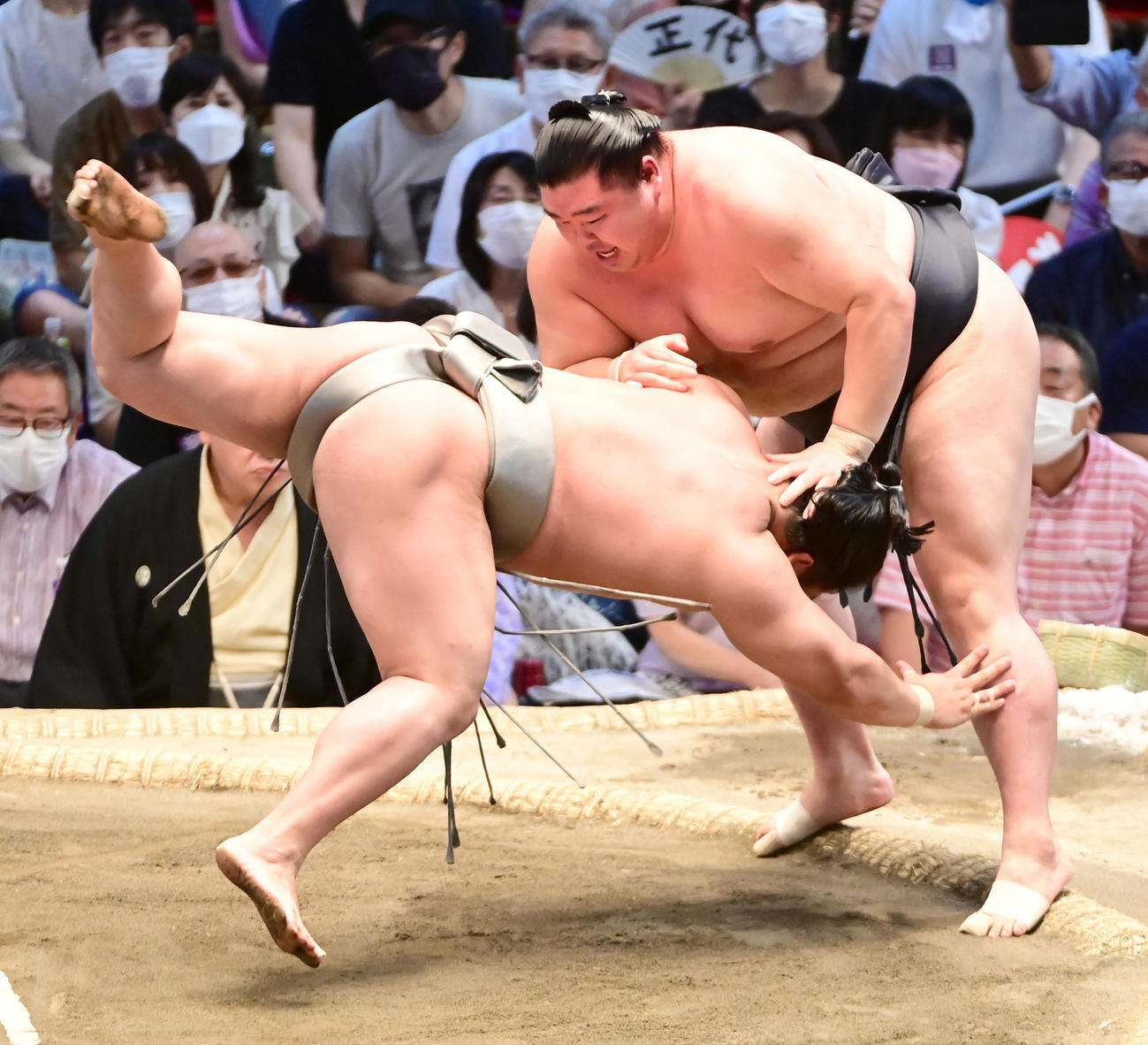 正代（右）ははたき込みで若隆景を破る（撮影・小沢裕）