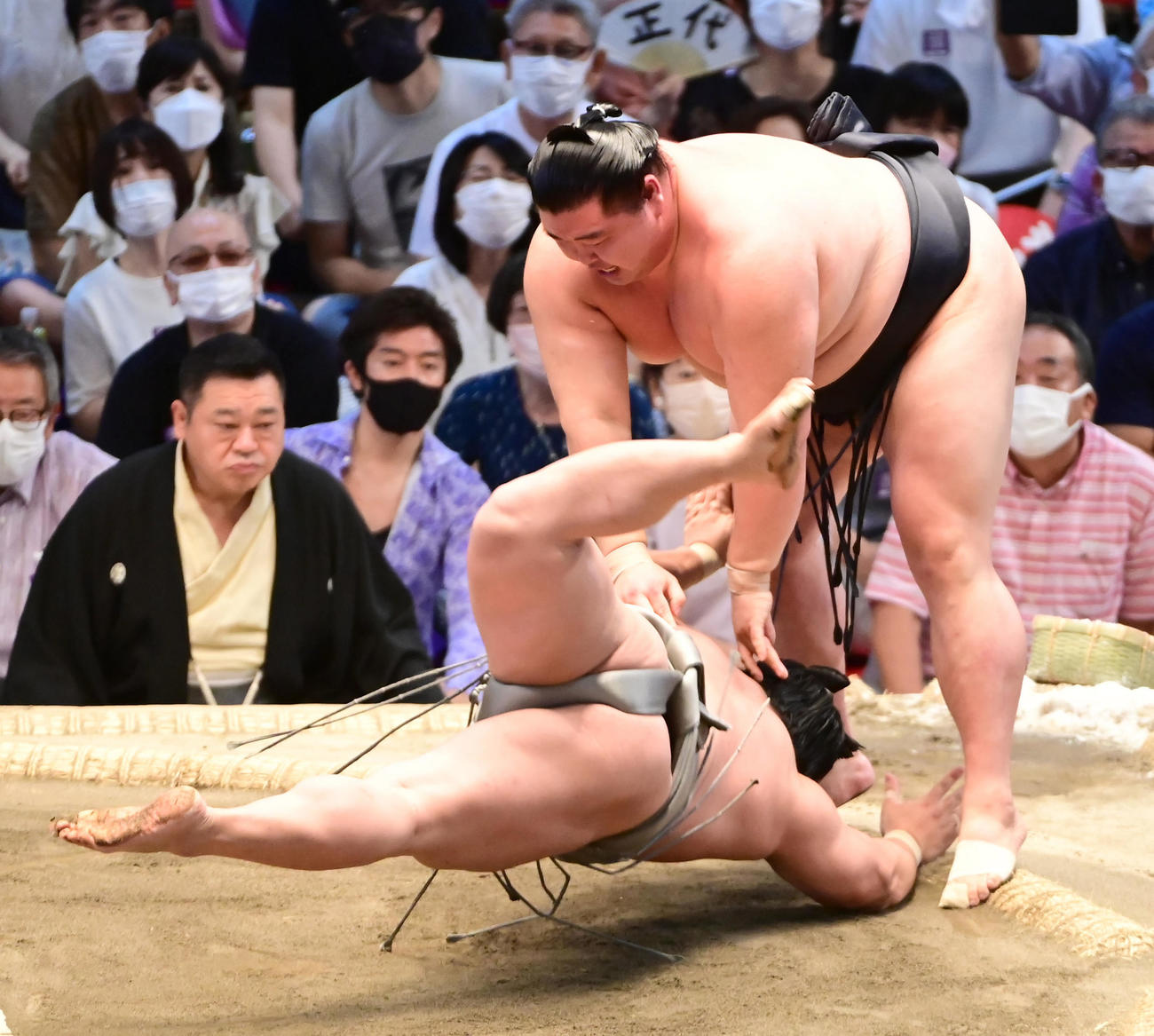 正代（右）ははたき込みで若隆景を破る（撮影・小沢裕）