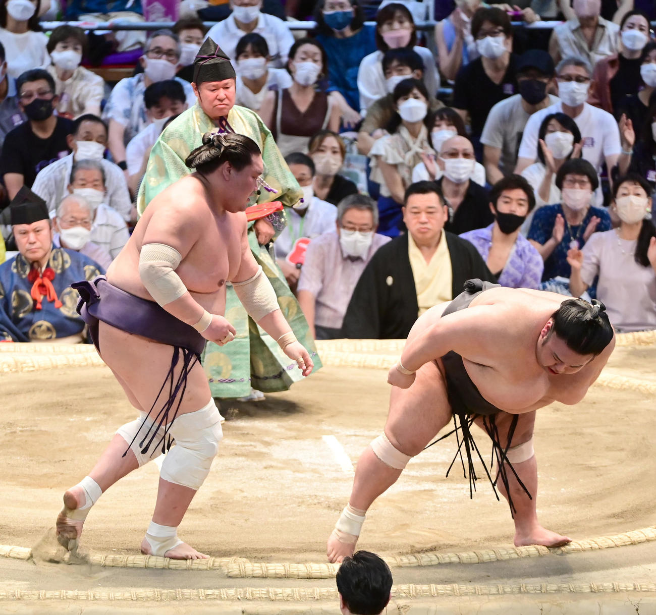 照ノ富士（左）は貴景勝に押し出しで敗れる（撮影・小沢裕）