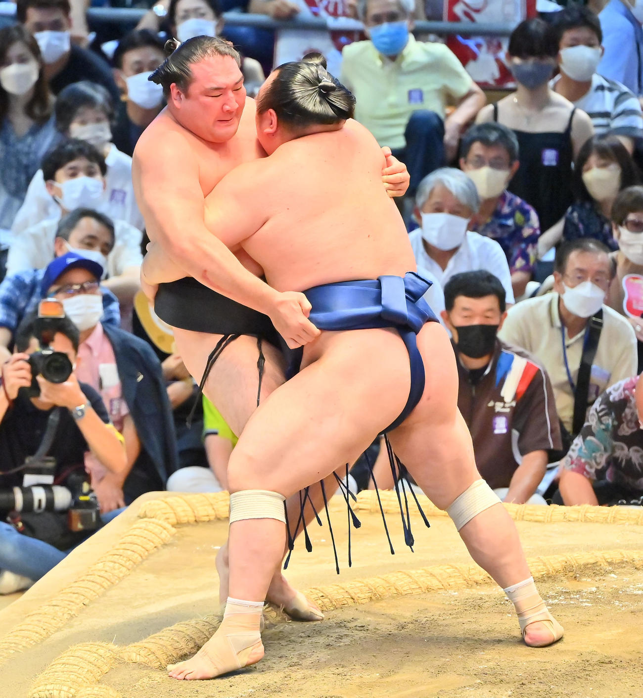 竜電（左）を寄り切りで破る宝富士（撮影・和賀正仁）