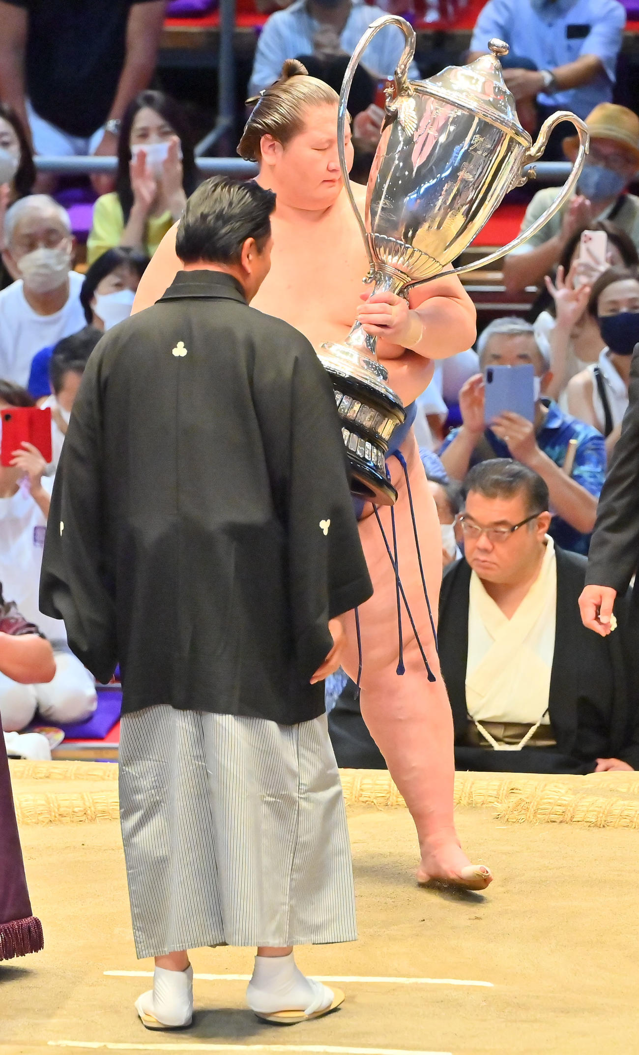 優勝した逸ノ城に賜杯を渡す陸奥親方（撮影・和賀正仁）