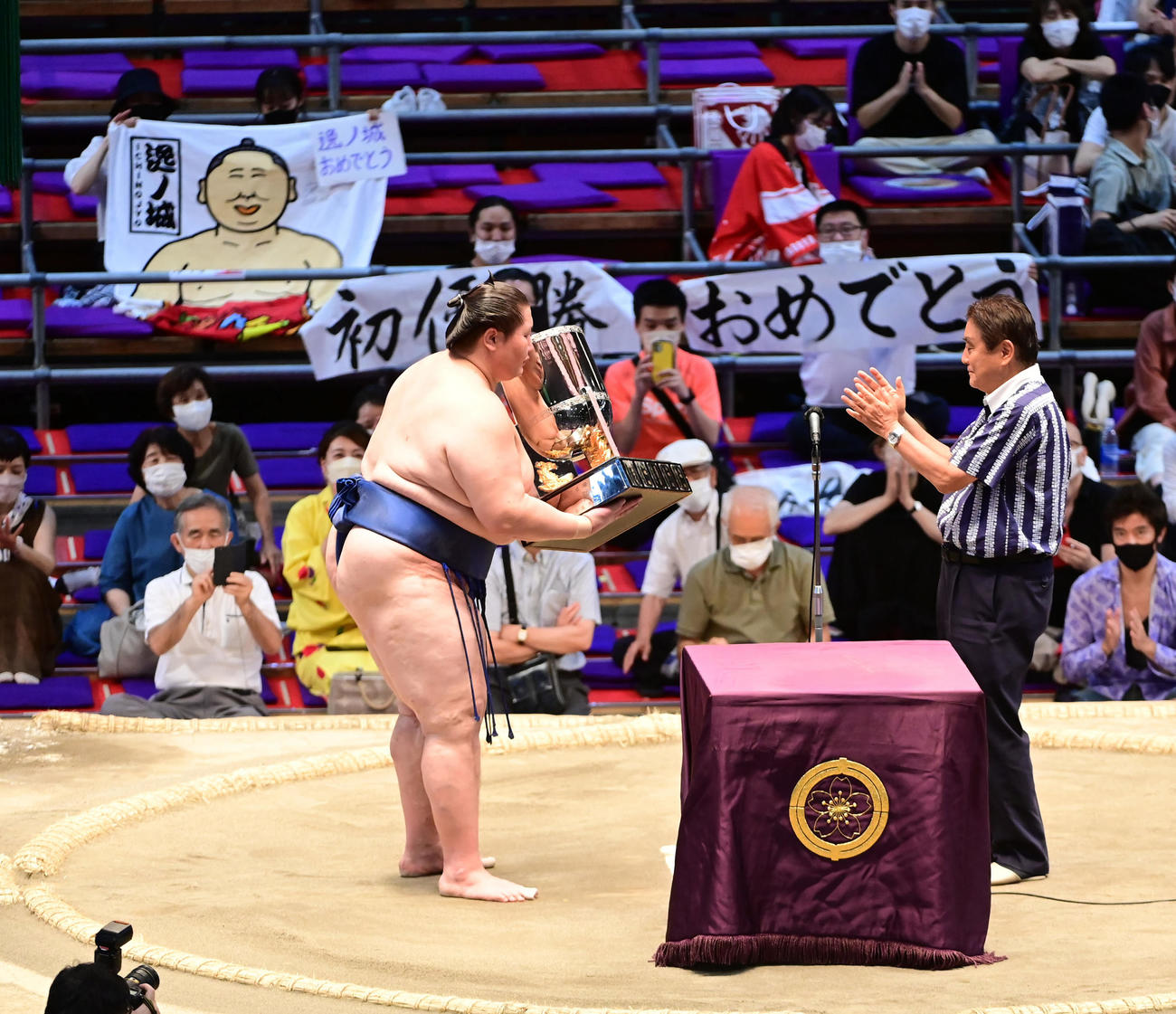 初優勝を飾った逸ノ城（左）は河村たかし名古屋市長から名古屋市長杯の授与を受ける（撮影・小沢裕）