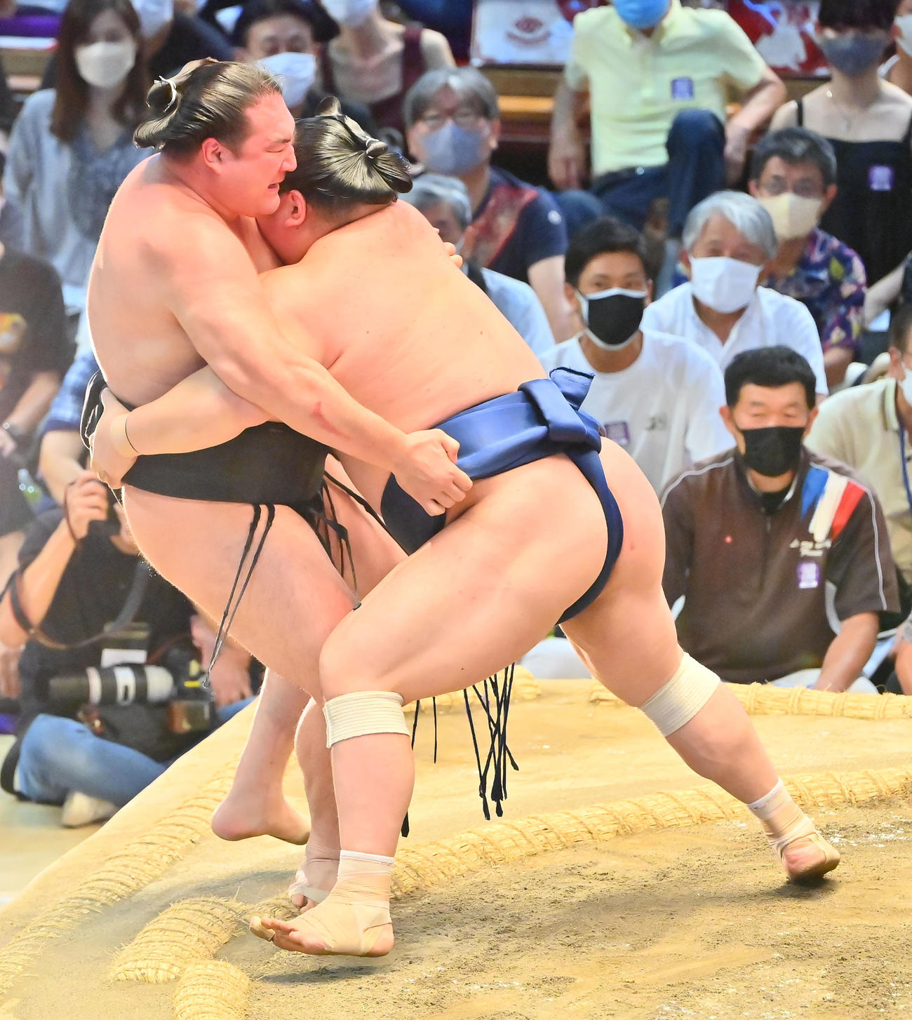竜電（左）を寄り切りで破る宝富士（撮影・和賀正仁）