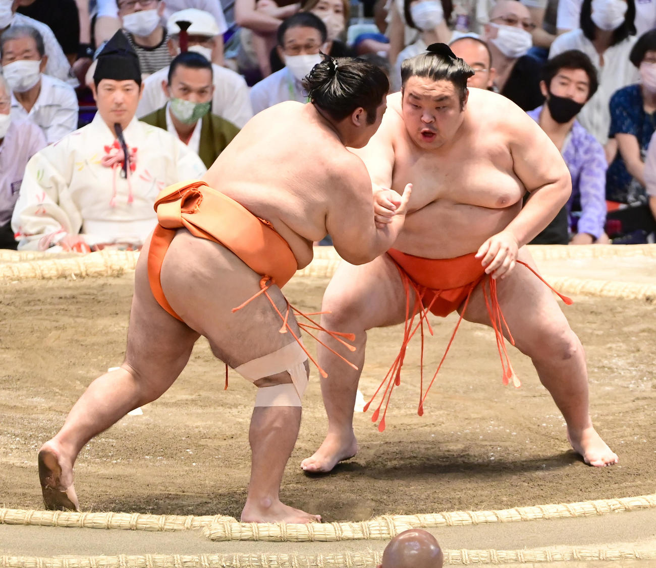 水戸龍（右）は志摩ノ海を押し出しで破る（撮影・小沢裕）