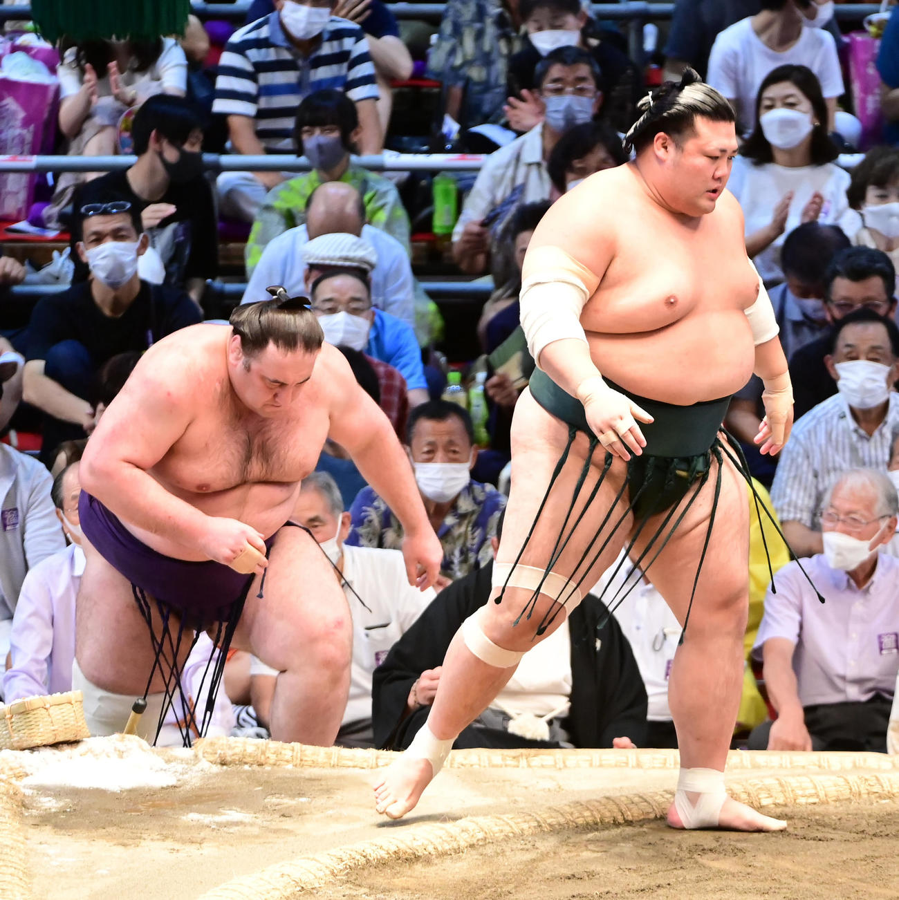 豊山（右）は栃ノ心を押し出しで破る（撮影・小沢裕）