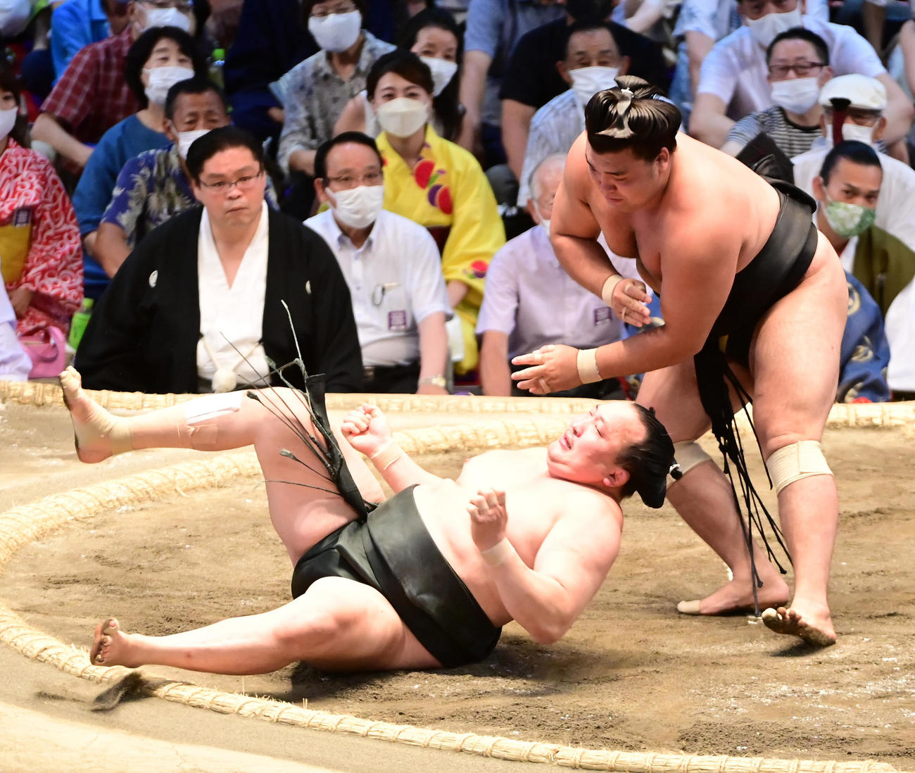 霧馬山（右）は千代翔馬を上手投げで破る（撮影・小沢裕）
