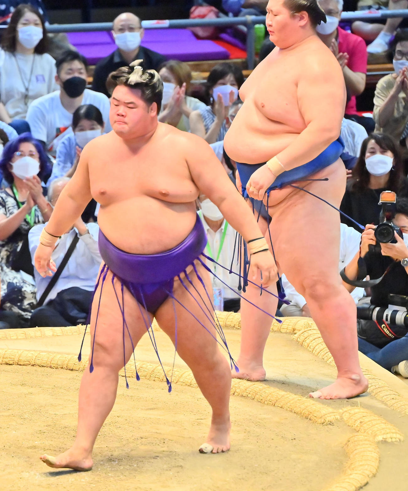 逸ノ城を破り意気揚々と引き揚げる明生（左）（撮影・和賀正仁）
