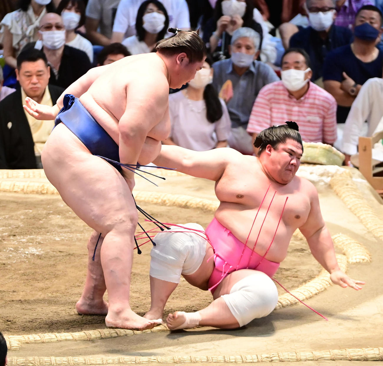 逸ノ城（左）は宇良を寄り切りで破る（撮影・小沢裕）