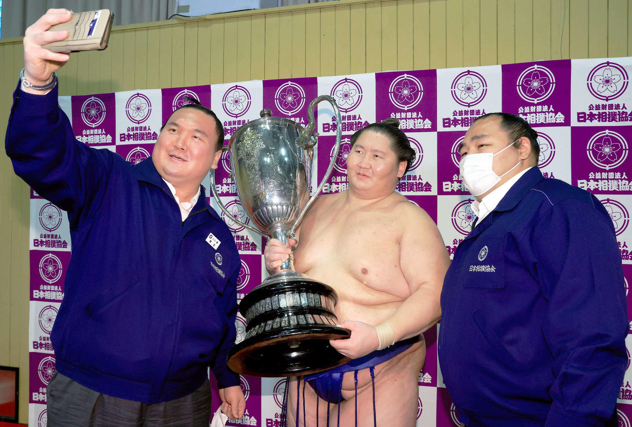 名古屋場所で初優勝を果たし、間垣親方（左）、鶴竜親方（右）とスマートフォンで記念撮影する逸ノ城（代表撮影）