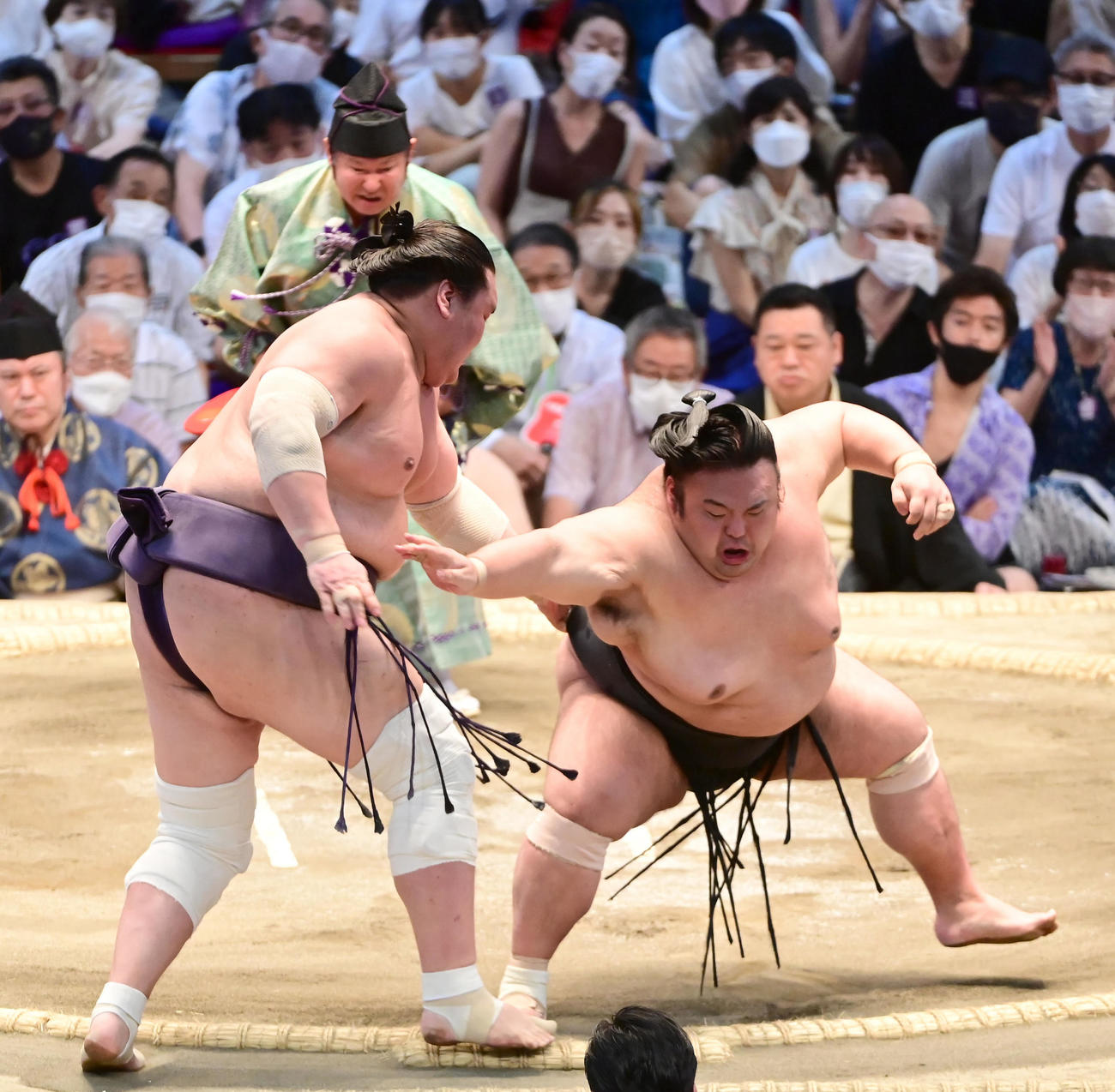 照ノ富士（左）は貴景勝に押し出しで敗れる（撮影・小沢裕）