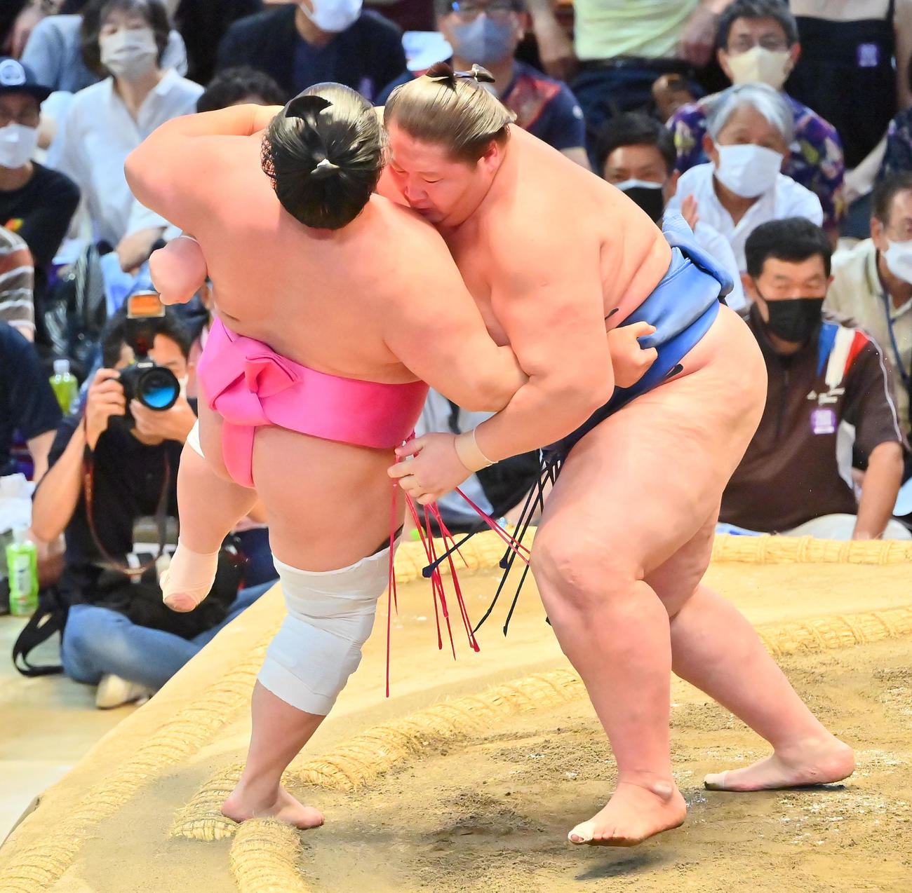 宇良（左）を寄り切りで破る逸ノ城（撮影・和賀正仁）