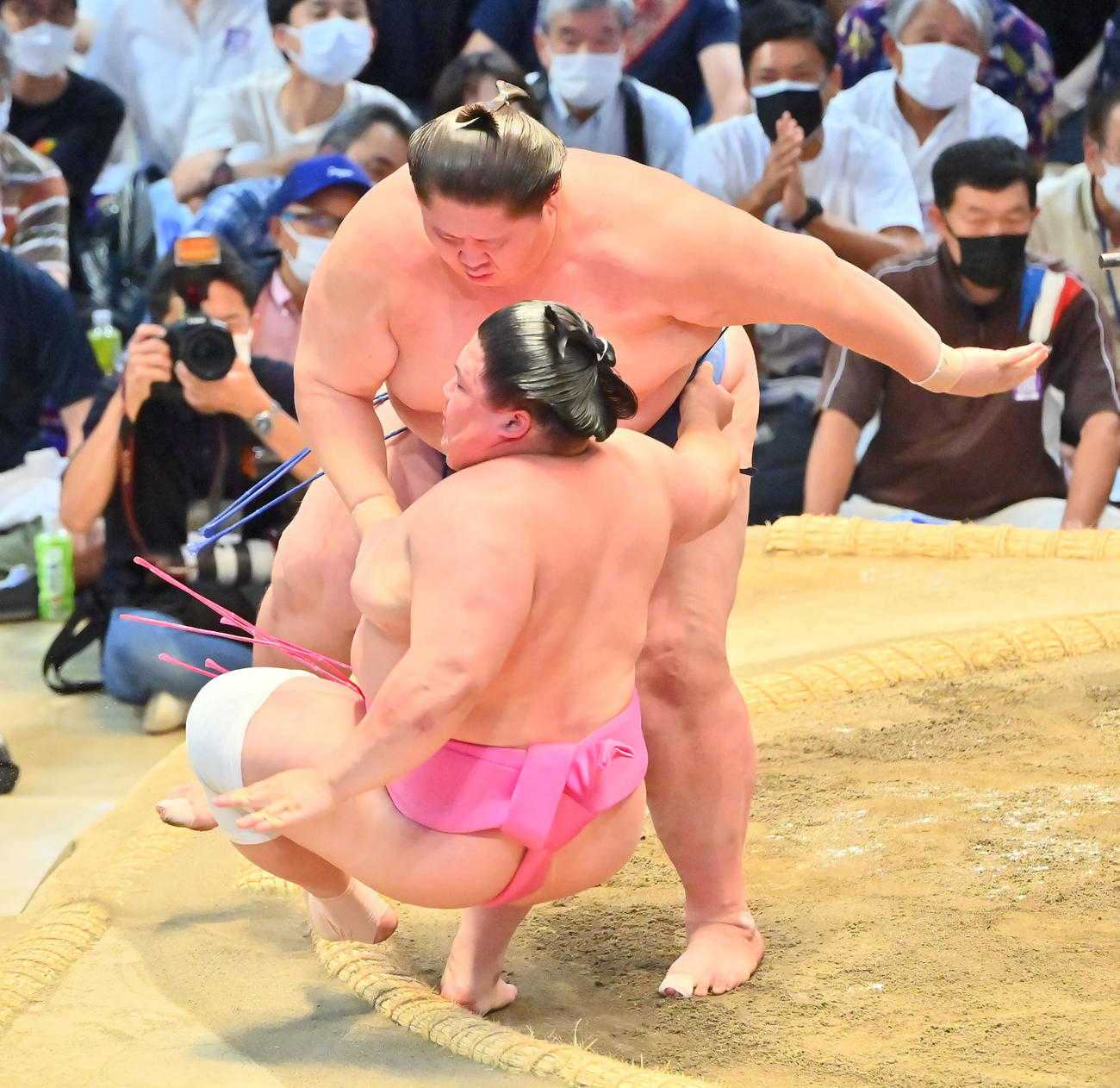 宇良（左）を寄り切りで破る逸ノ城（撮影・和賀正仁）