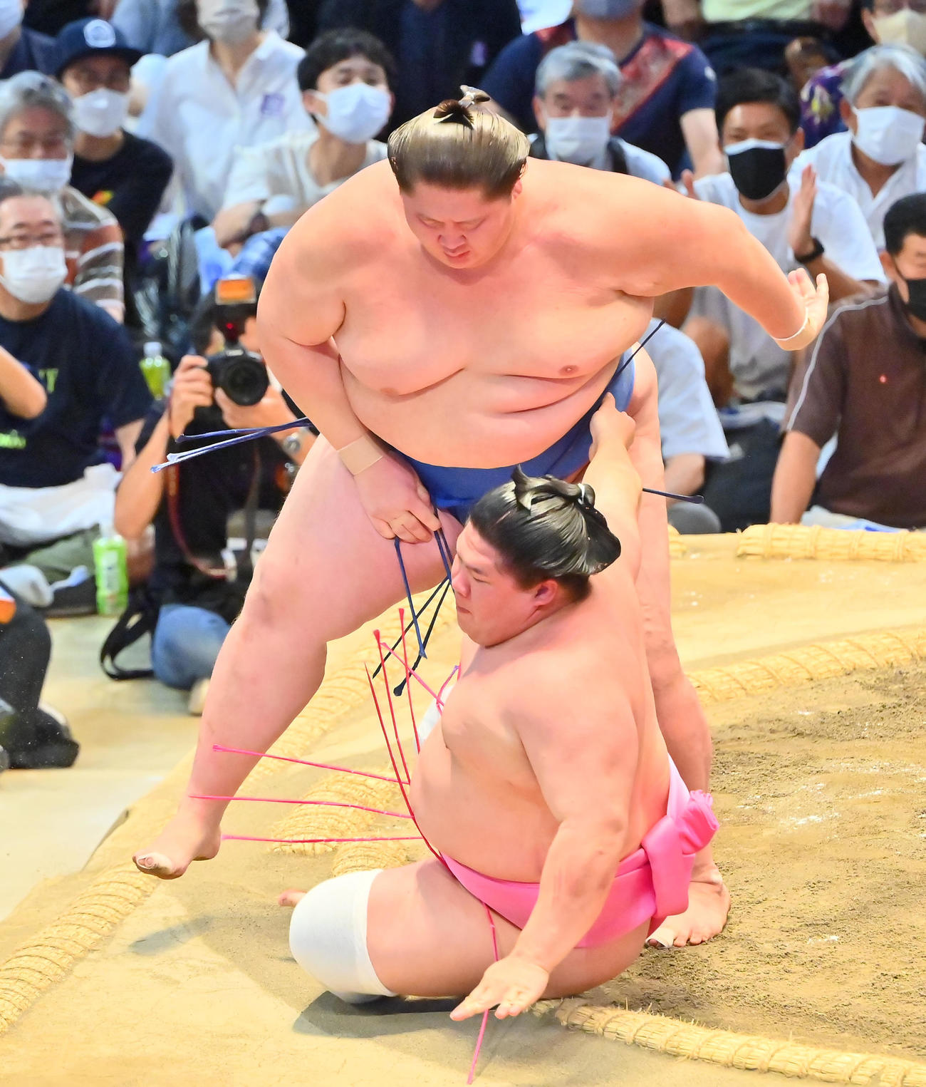 宇良（左）を寄り切りで破る逸ノ城（撮影・和賀正仁）