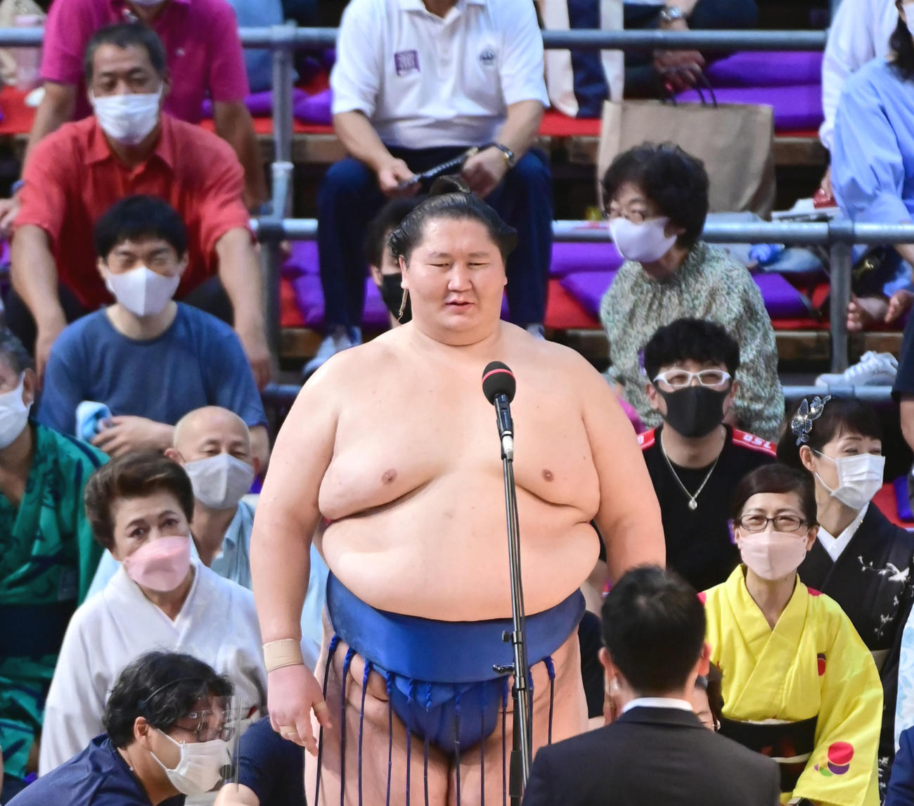 初優勝を飾り優勝インタビューで笑顔を見せる逸ノ城（撮影・小沢裕）