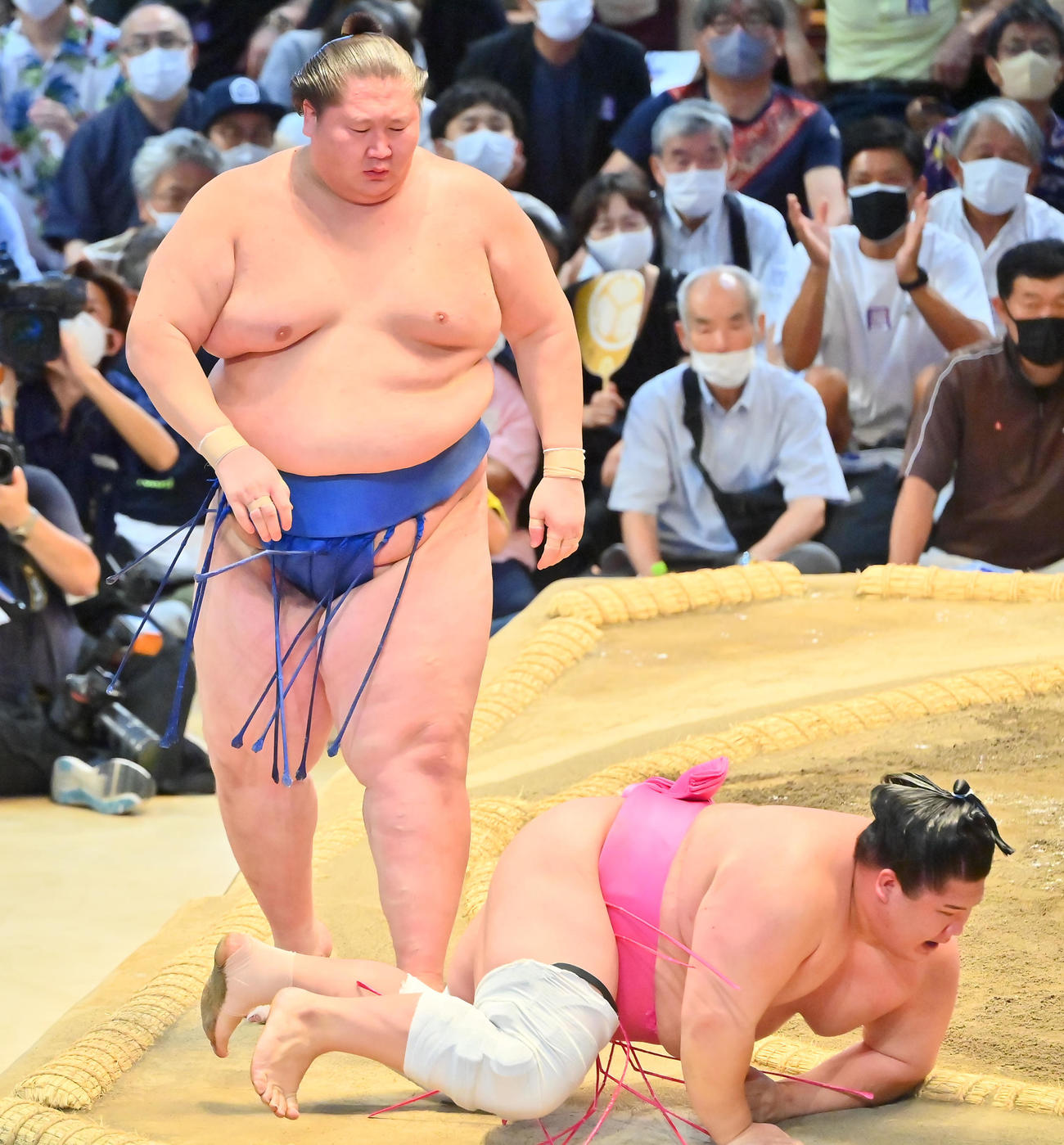 宇良（左）を寄り切りで破る逸ノ城（撮影・和賀正仁）