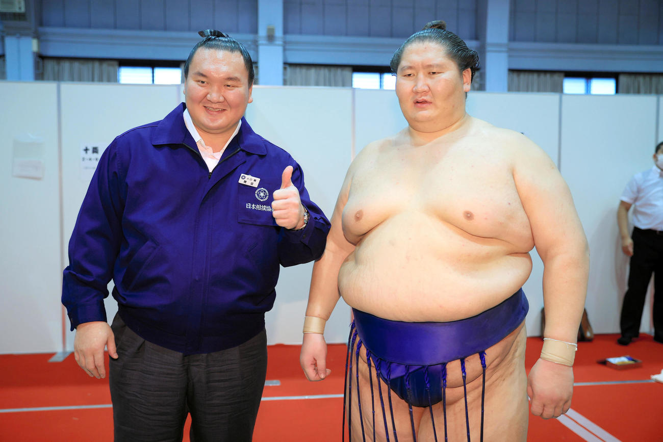 元横綱白鵬の間垣親方（左）と初優勝を喜ぶ逸ノ城（代表撮影）